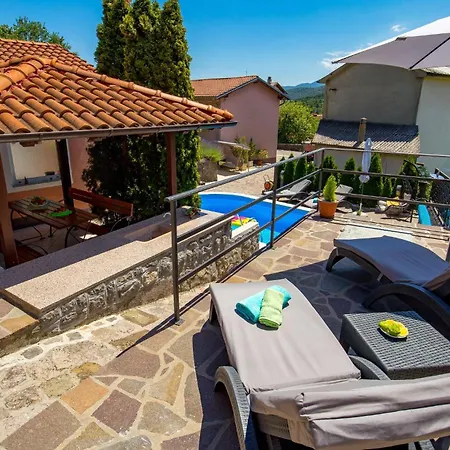 Holiday home Awesome In With Outdoor Swimming Pool